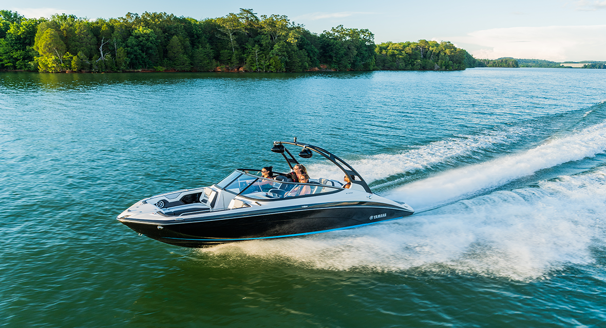 Yamaha boats 2021 212SD on the water